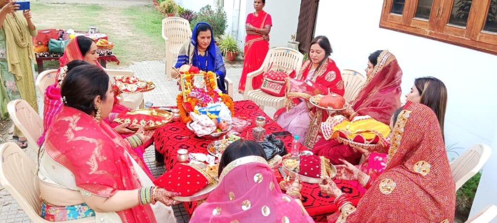 "Karwa Chauth 2024: सुहागनों का पारंपरिक शृंगार और पति की लंबी उम्र के लिए व्रत का संकल्प।"