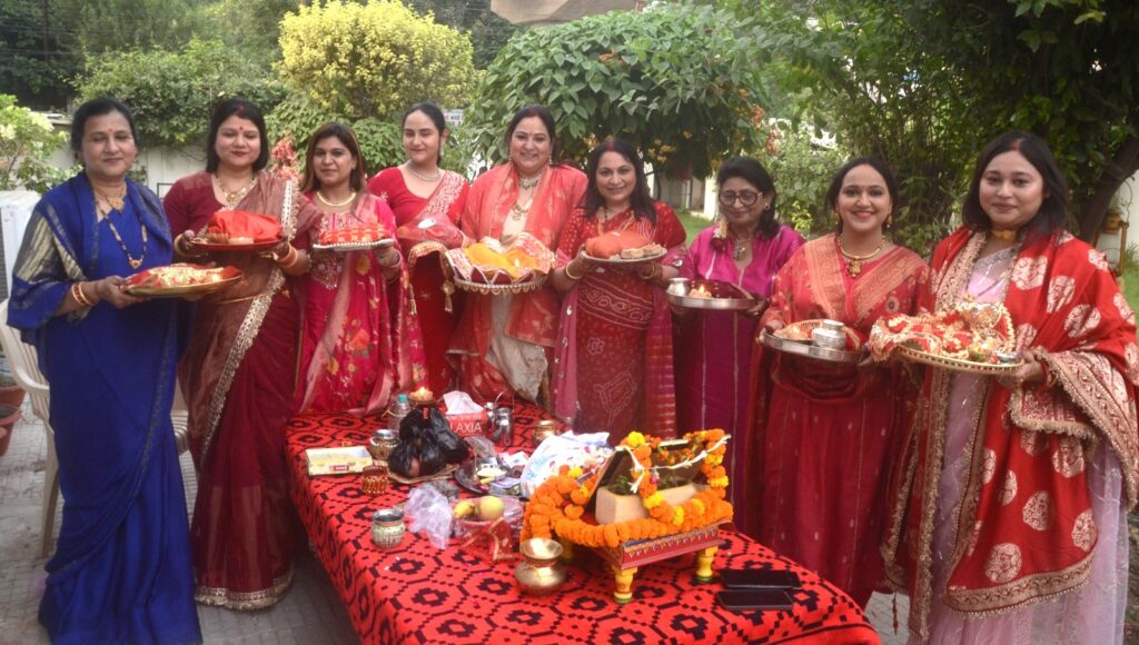 प्यार और समर्पण का पर्व करवा चौथ – शृंगार में सजी महिलाएं पति की दीर्घायु की कामना करते हुए।