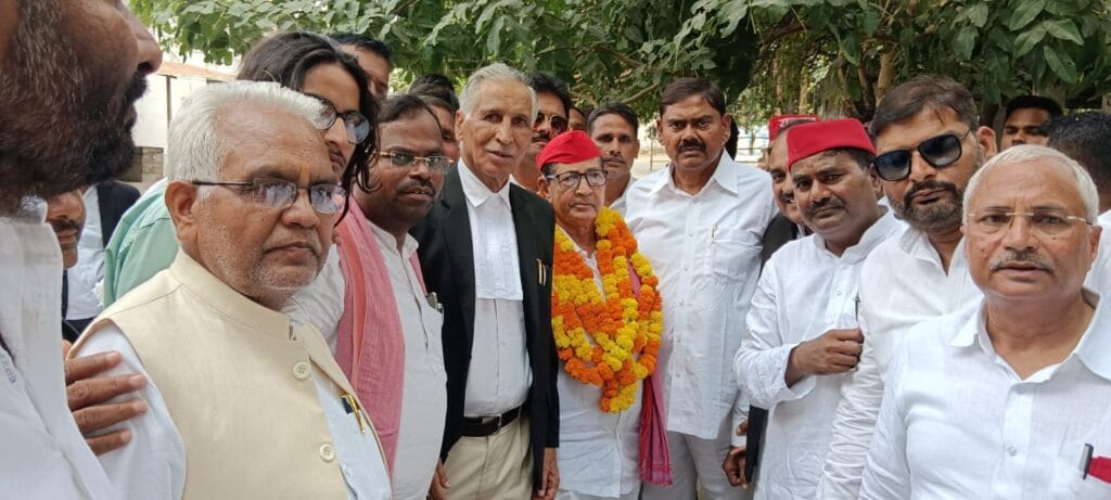नामांकन के दौरान निम्नलिखित प्रमुख लोग उपस्थित रहे:
