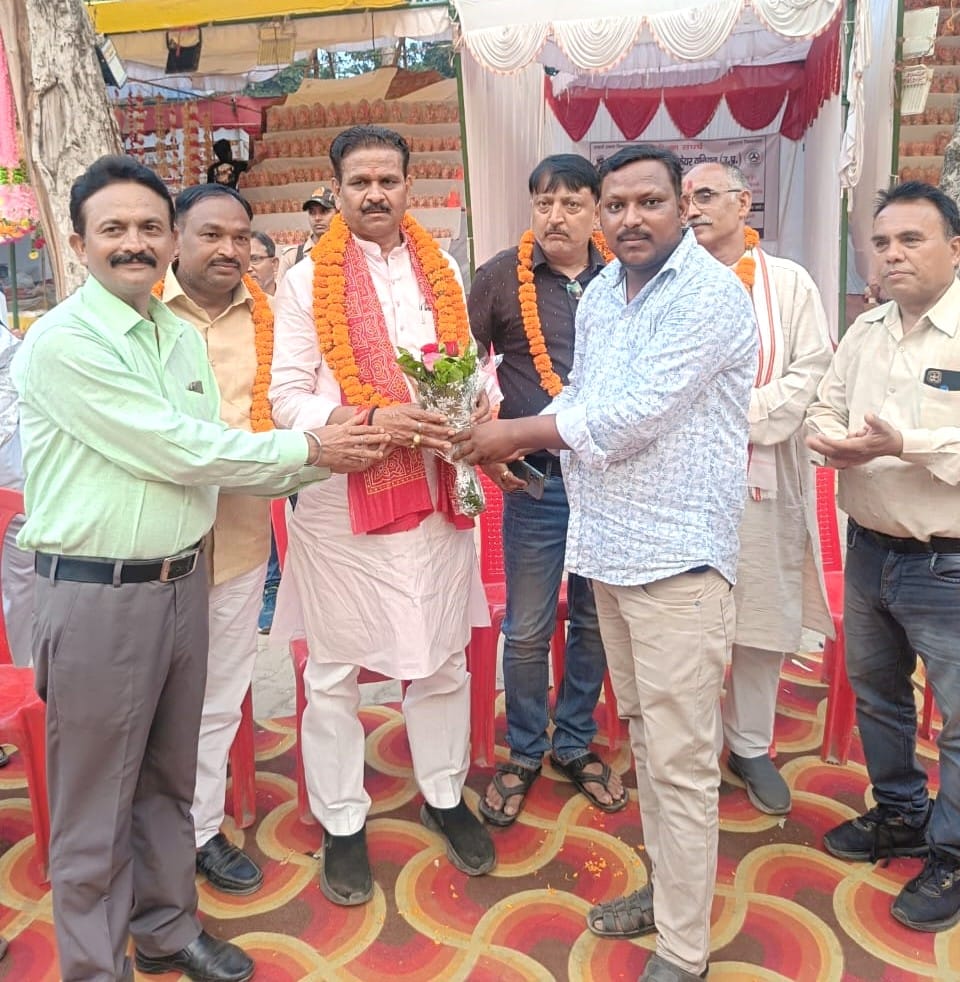 मेला आयोजकों ने पुष्पगुच्छ देकर उनका सम्मान किया