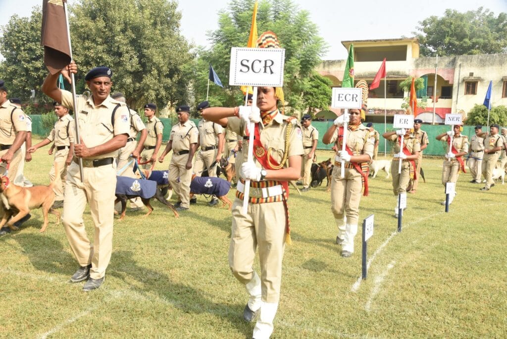 उद्घाटन समारोह के दौरान रंगारंग मार्च पास्ट