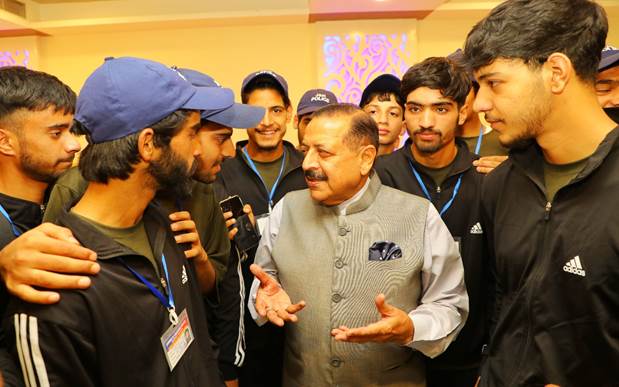 Dr. jitendra singh ने भारत दर्शन यात्रा पर जम्मू-कश्मीर के छात्रों से बातचीत की