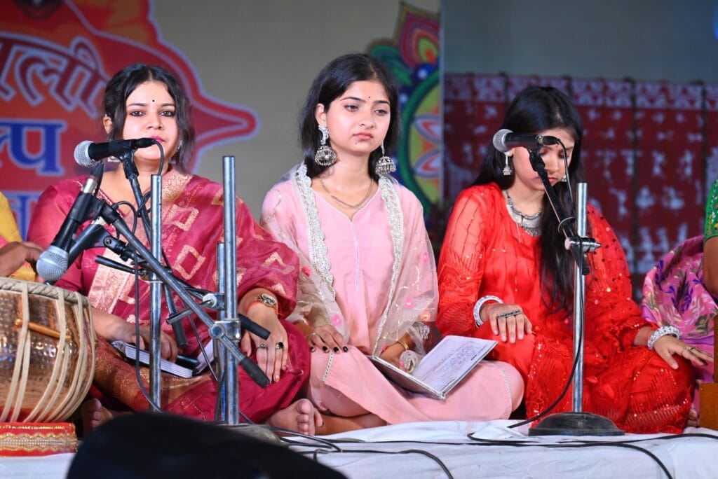 सांस्कृतिक कार्यक्रम में भजन प्रस्तुत करती: कलाकार 