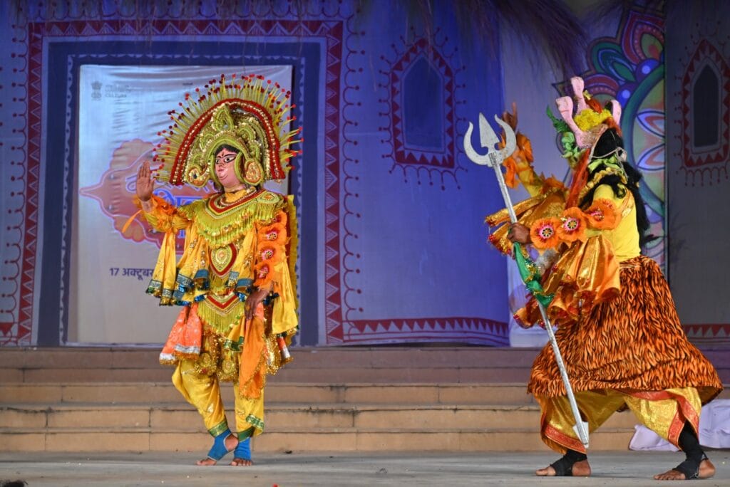 उत्तर मध्य क्षेत्र सांस्कृतिक केंद्र में अपनी प्रस्तुति पेश करते कलाकार