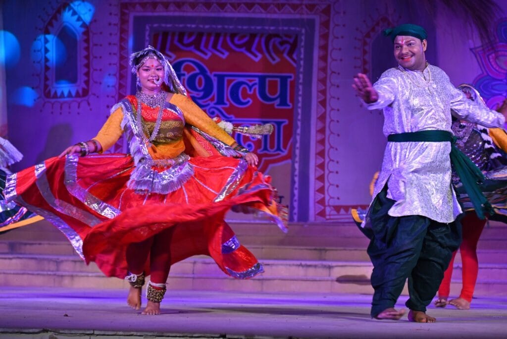 उत्तर मध्य क्षेत्र सांस्कृतिक केंद्र में कजरी, भजन और ढेढ़िया नृत्य ने दर्शकों का मन मोहा।