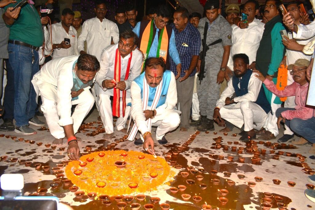 केशव प्रसाद मौर्य- दीप प्रज्वलित करते हुए