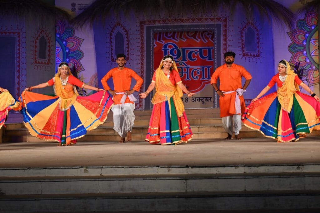 कलाकारों की मनमोहक प्रस्तुतियां