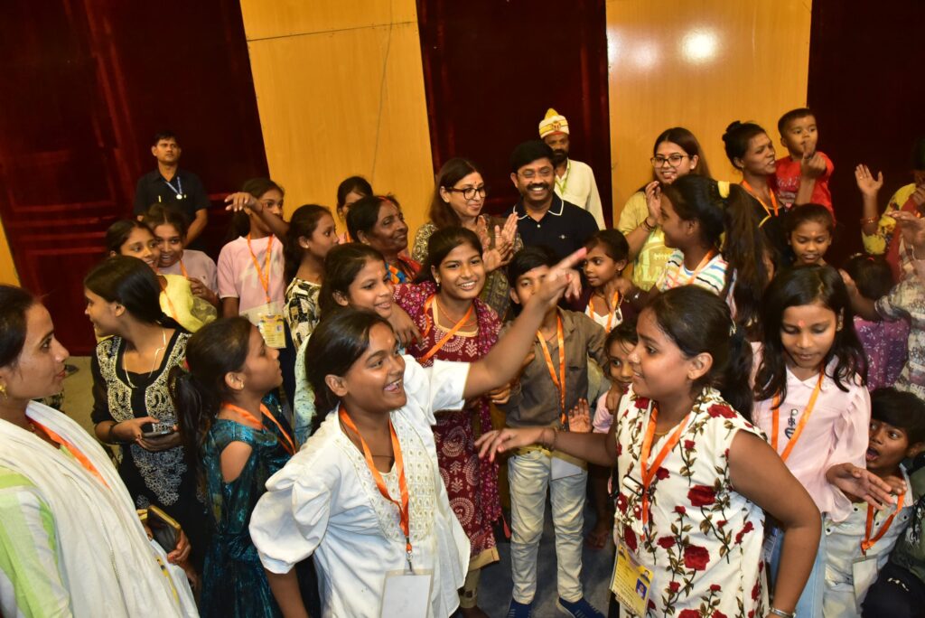 डीजे नाइट में जमकर नाचते बबछो संग मंत्री नंदी 