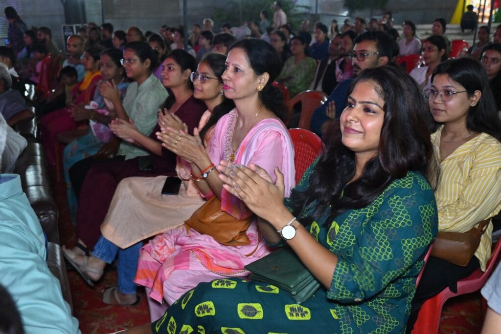 दमा दम मस्त कलंदर और सांसों की माला जैसे गीत पेश कर दर्शकों में खूब जोश भरा