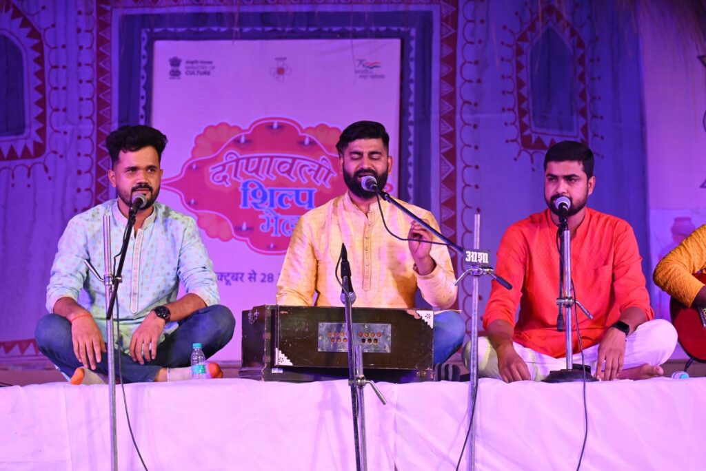 दमा दम मस्त कलंदर पर झूमे दर्शक