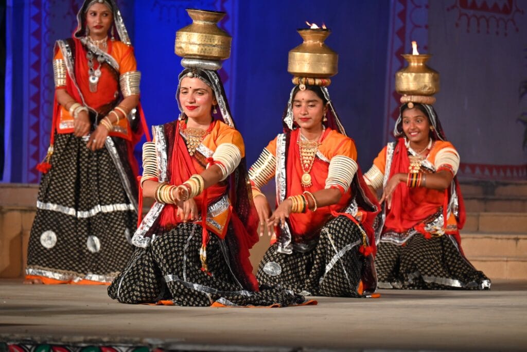 "छाऊ नृत्य और लोकधुनों की रंगीनी ने, दीपावली शिल्प मेले 2024 को बनाया सांस्कृतिक उत्सव"