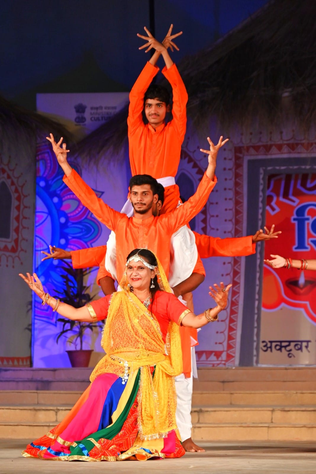 दीपावली शिल्प मेला में सांस्कृतिक संध्या दिवारी, पाई-डंडा नृत्य की मनमोहक प्रस्तुतियां