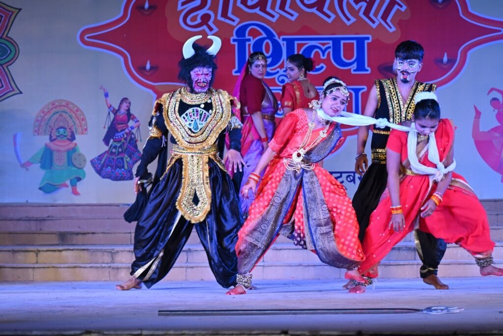 दीपावली शिल्प मेले की छठी सांस्कृतिक संध्या लोक नाटिका प्रस्तुत करते कलाकार 