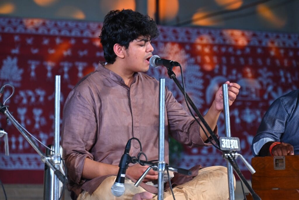 दीपावली शिल्प मेले की छठी सांस्कृतिक संध्या लोक नाटिका प्रस्तुत करते कलाकार 