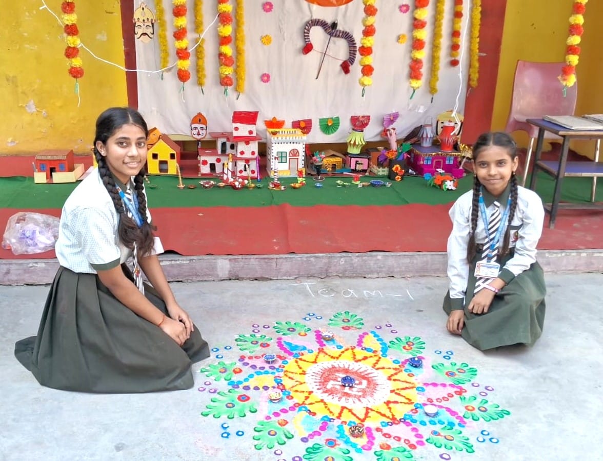 दुर्गावती इंटरनेशनल स्कूल ने रंगोली और दीपमालाओं के साथ पंच महापर्व का किया शुभारंभ