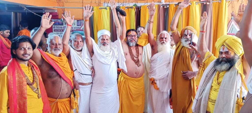 नारायणी अखाड़ा द्वारा राजसी स्नान की अनुमति की मांग करना था।