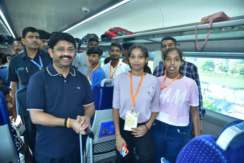 पहली बार इतना आंनद मिला है  सफ़र करने का,, ख़ुशी बच्चों में दिखीं,