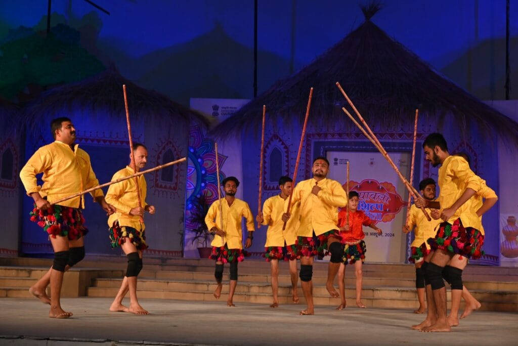 पाई डंडा लोकनृत्य ने दर्शकों का मन मोह लिया।