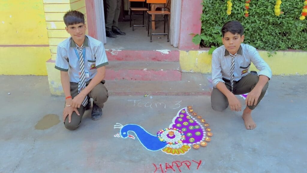 बच्चे रंगोली बनाते हुए इस शुभ दिन के उपलक्ष्या पर