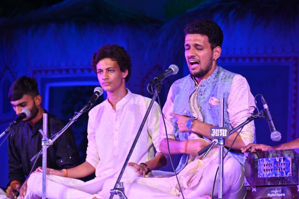 बुंदेली गायन से हुई सांस्कृतिक संध्या की भव्य शुरुआत