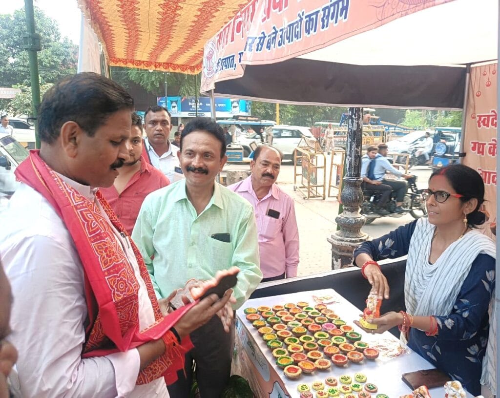 मिट्टी से बनी गणेश-लक्ष्मी की मूर्तियां देखते: महापौर 