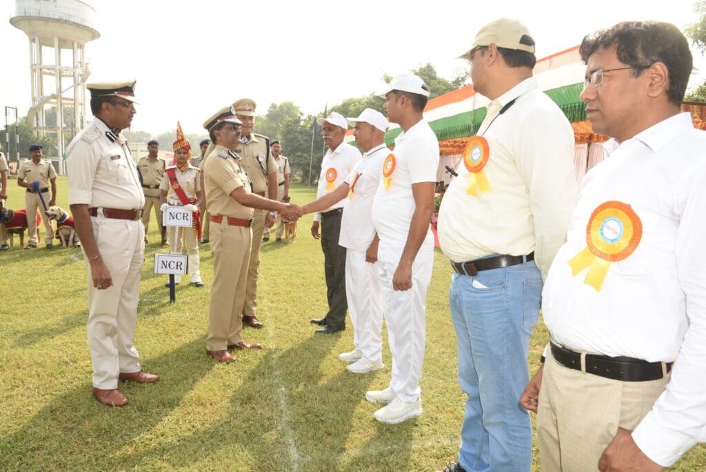 मुख्य अतिथि सभी टीमों और प्रतिभागियों से परिचय प्राप्त करते हुए.