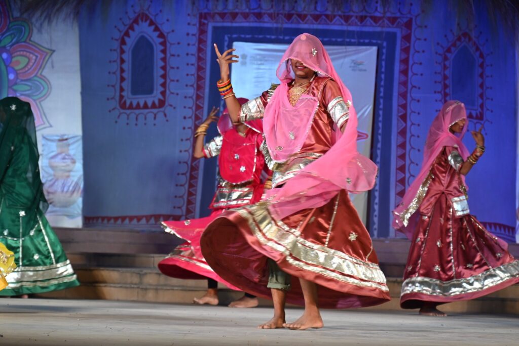 राजस्थान के घूमर और चरी नृत्य ने बांधा समां