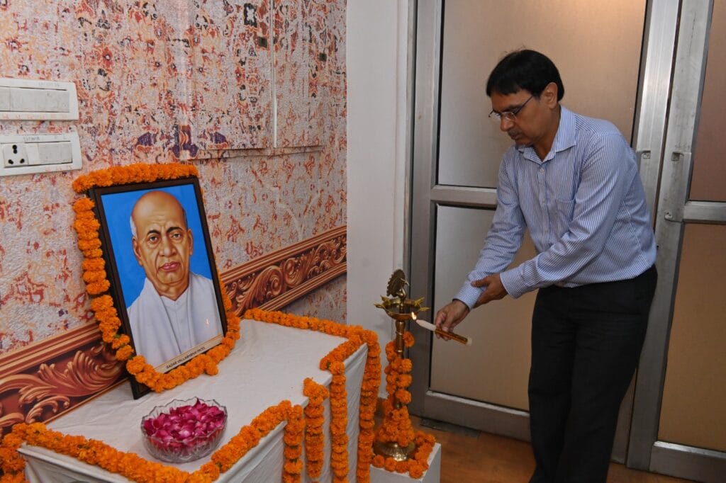 सतर्कता जागरूकता सप्ताह कार्यक्रम की शुरुआत वल्लभभाई पटेल के चित्र पर पुष्पांजलि अर्पित कर किया गया.