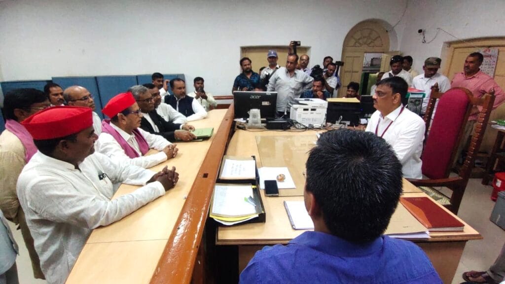 सपा प्रत्याशी मुजतबा सिद्दीकी ने दो सेट में भरा नामांकन