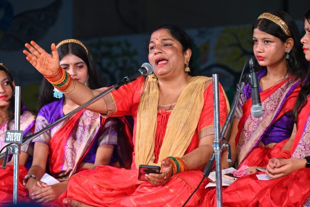 सूफी गीतों की प्रस्तुति देते कलाकार