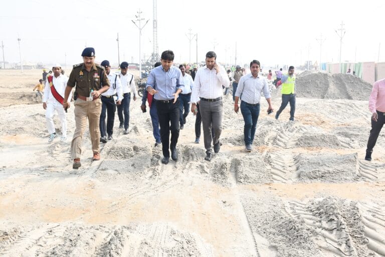 कुम्भ मेलाधिकारी व जिलाधिकारी ने महाकुंभ-2025 निर्माण कार्यों का किया निरीक्षण