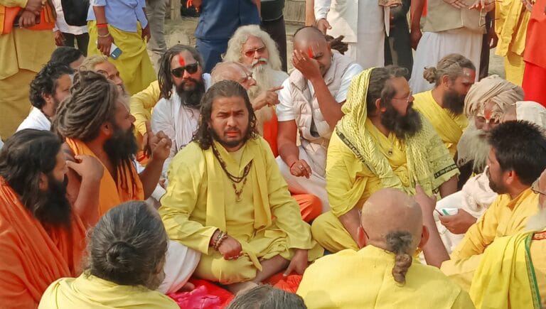 खाक चौक की जमीन पर विवाद सतुआ बाबा ने प्रशासन के खिलाफ मोर्चा खोला,