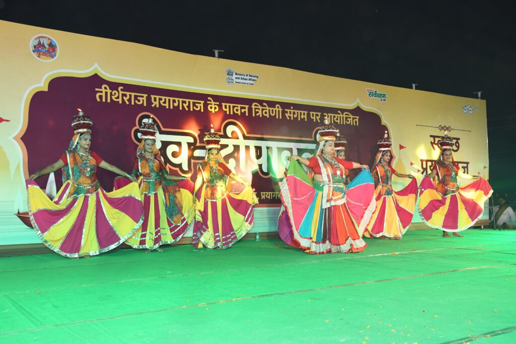 देव दीपावली 2024 में सांस्कृतिक कार्यक्रम में अपनी कला का प्रदर्शन करते कलाकार 
