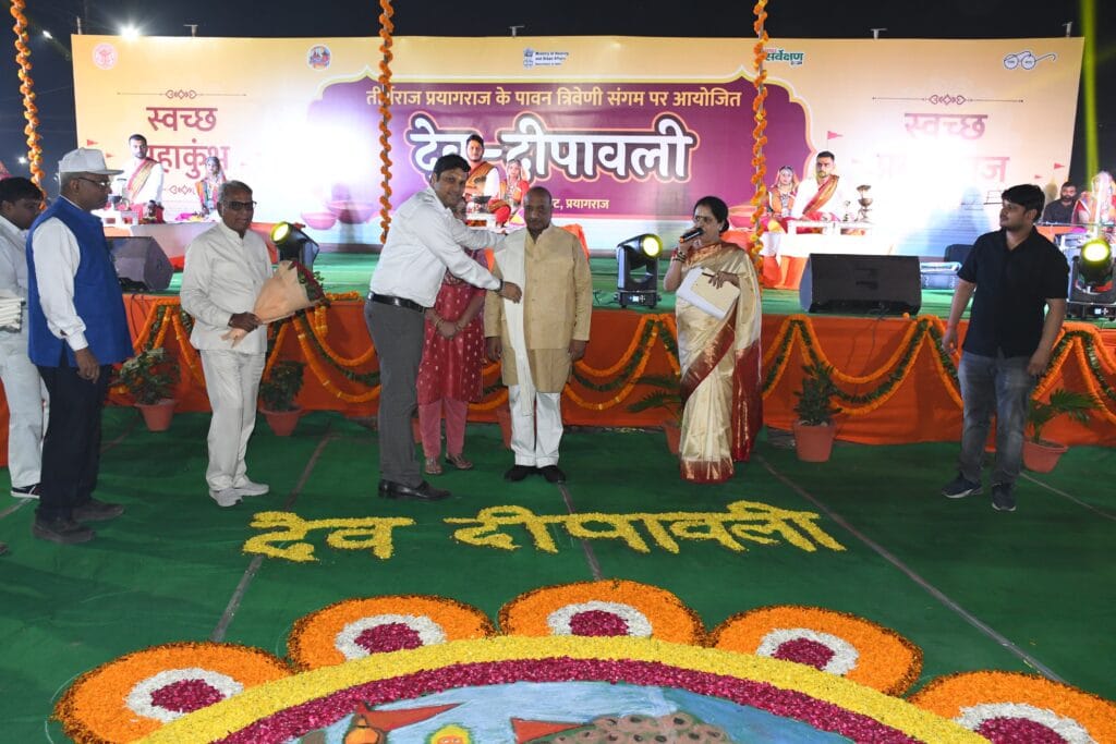 देव दीपावली 2024 का भव्य एवं दिव्य आयोजन संगम क्षेत्र में मुख्य अतिथियों का स्वागत 