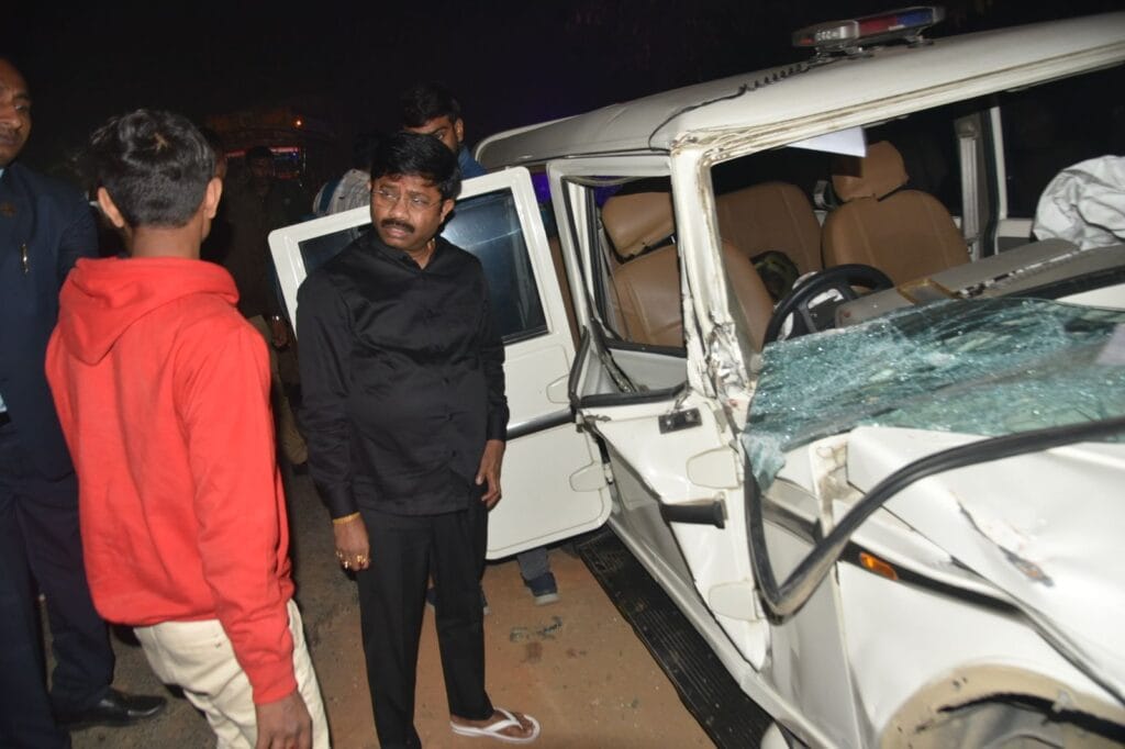 मंत्री नन्दी के फ्लीट की बोलेरो गाड़ी ट्रैक्टर से टकराई