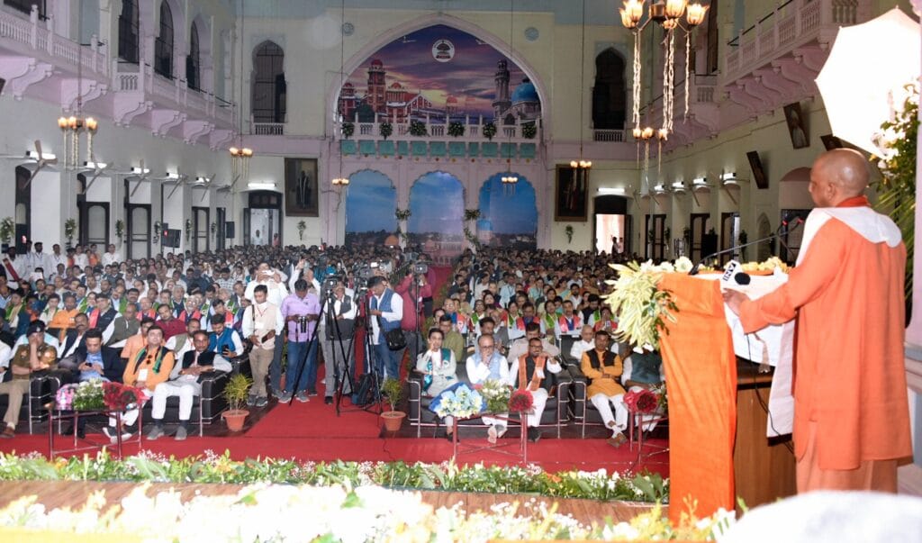 AU के 136वें दीक्षांत समारोह में सीएम योगी का संबोधन