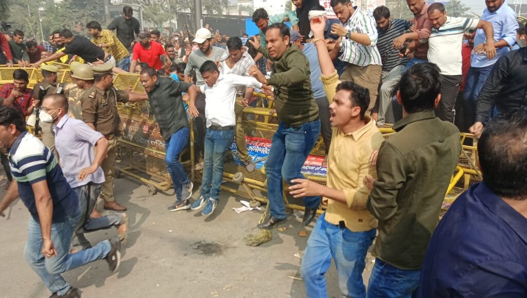 UPPSC के खिलाफ प्रदर्शन" चार लेयर की बैरिकेडिंग भी न रोक पाई हौसले!