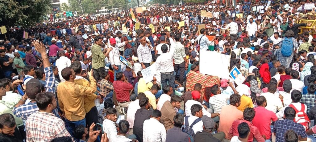 #UPPSC_No_Normalization: UPPSC की Normalization प्रणाली के खिलाफ छात्रों का फूटा गुस्सा, सड़कों पर गूंजा "इंसाफ़ चाहिए!"