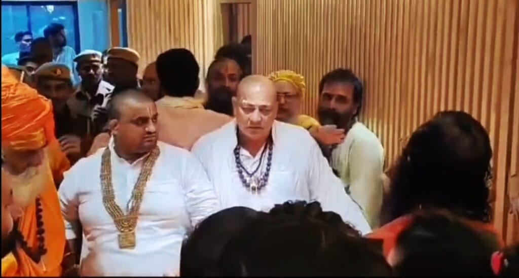 Prayagraj Maha Kumbh 2025 अखाड़े में वर्चस्व को लेकर साधु-संतों में झड़प, निर्मोही अखाड़ा पदाधिकारी पर हमले के बाद हंगामा"