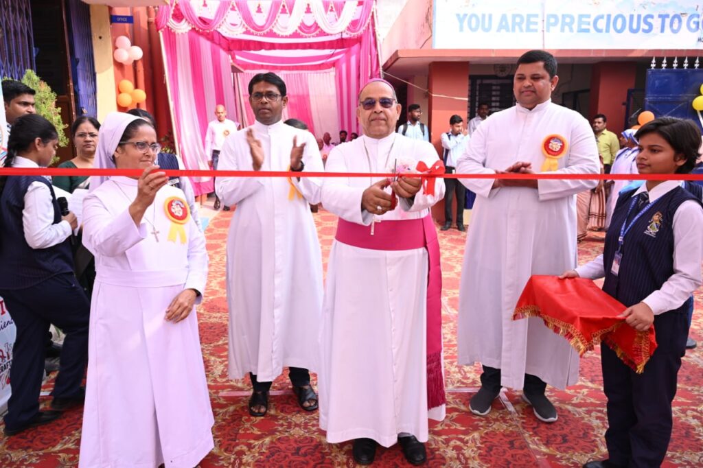 St. Joseph's Girls' College Exhibition 2024 कार्यक्रम का शुभारंभ बिशप लुइ मसकरनहस द्वारा रिबन काटकर और प्रार्थना से हुआ।