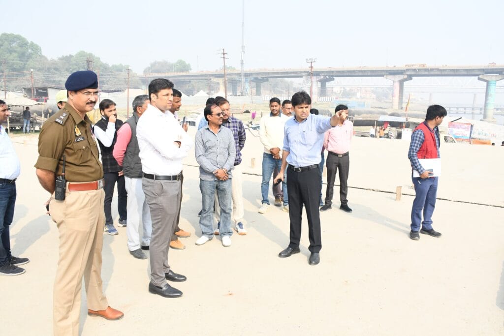 कुम्भ मेलाधिकारी व जिलाधिकारी ने महाकुंभ-2025 निर्माण कार्यों का किया निरीक्षण