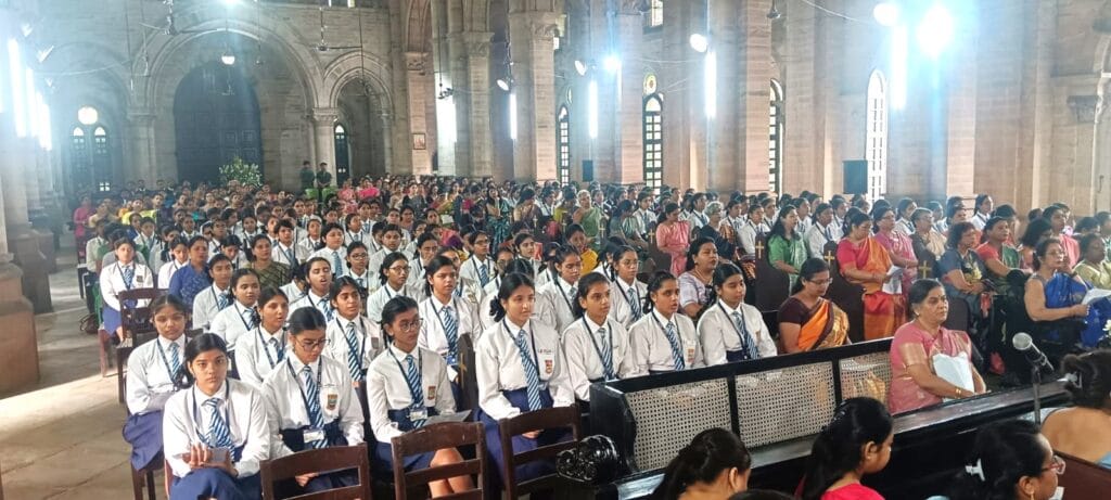 गर्ल्स हाई स्कूल प्रयागराज का 163वां स्थापना दिवस के मौके पर चर्च में सामूहिक कार्यक्रम में उपस्तिथ लोग 