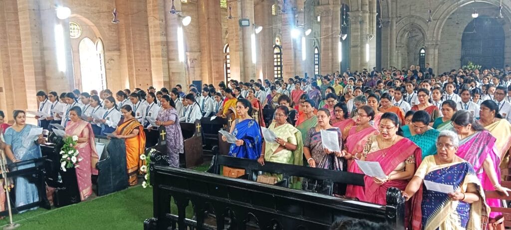 गर्ल्स हाई स्कूल प्रयागराज का 163वां स्थापना दिवस के मौके पर चर्च में सामूहिक प्रार्थना करते हुए,