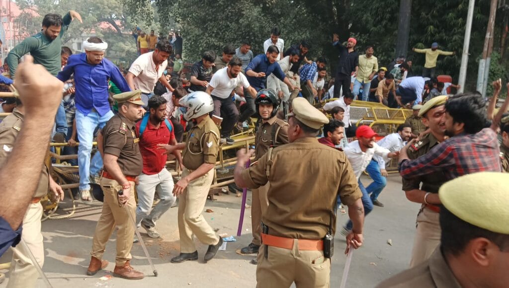 UPPSC के खिलाफ प्रदर्शन चार लेयर की बैरिकेडिंग भी न रोक पाई हौसले!