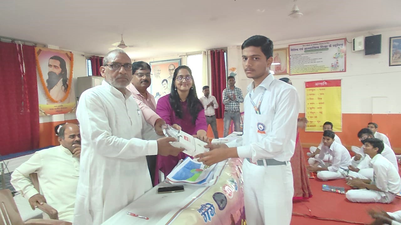 चित्रकला और निबंध प्रतियोगिता, में उत्कृष्ट प्रदर्शन करने वाले छात्रों को सम्मानित किया गया। 