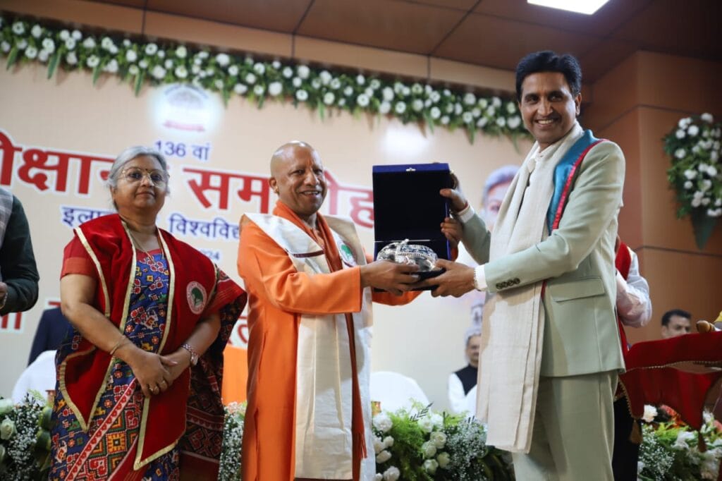 दीक्षांत समारोह में कुमार विश्वास को डी.लिट् डिग्रि से नवाजा गया