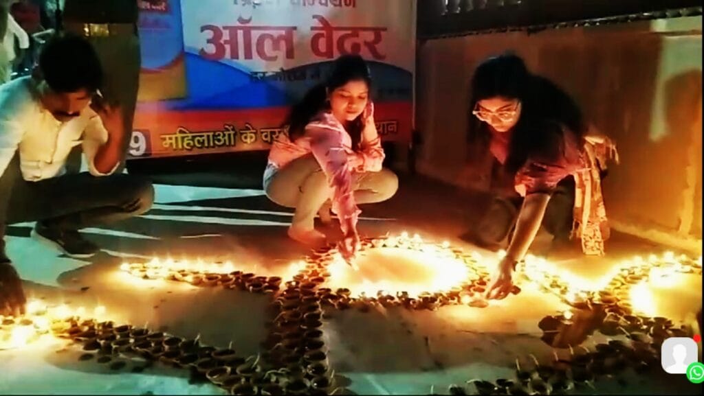 महाकुंभ के पूर्व कालिंदी महोत्सव में सवा लाख दीयों से जगमगाए यमुना के घाट!"