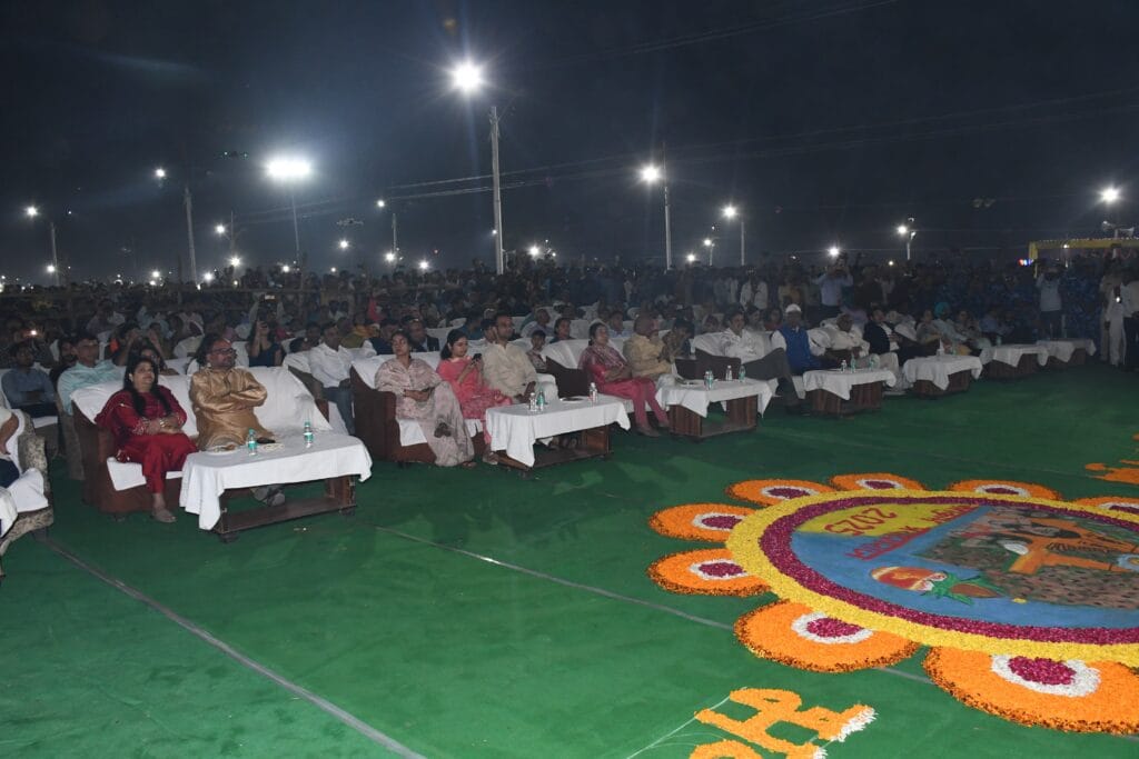 देव दीपावली 2024 में सांस्कृतिक कार्यक्रम का आनंद लेते दर्शक 