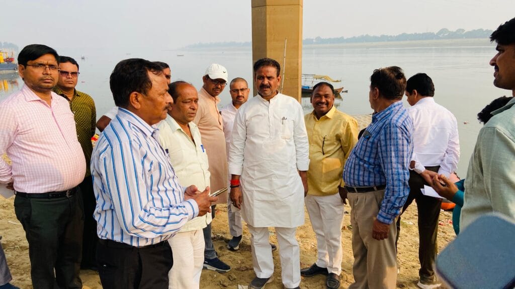 निरीक्षण के दौरान अधिकारीगण की उपस्थिति