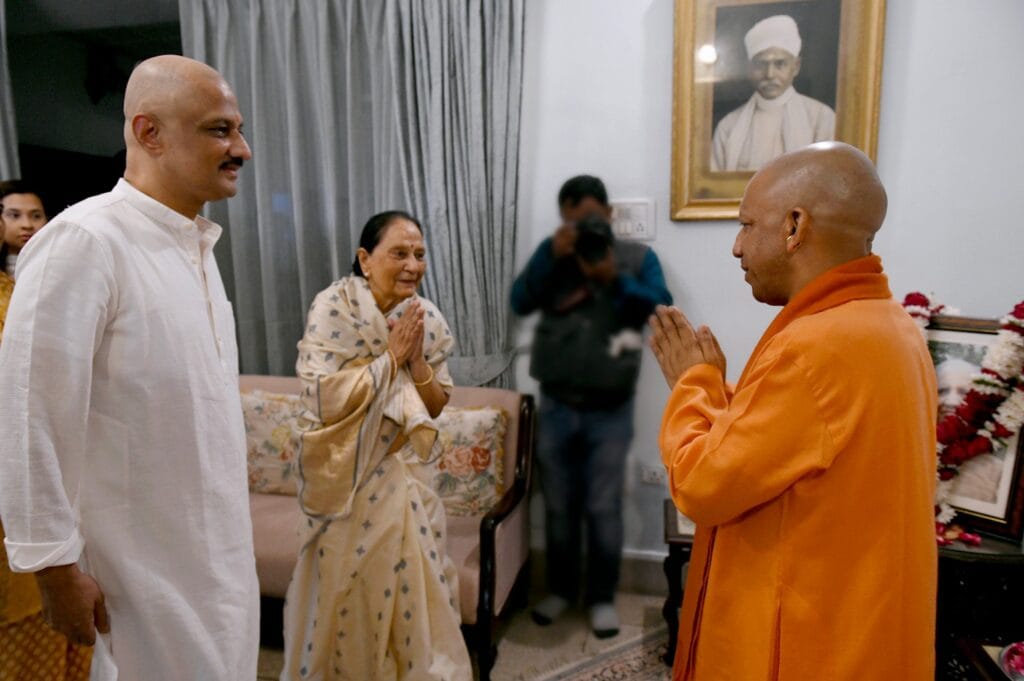 न्यायमूर्ति गिरिधर मालवीय के परिजनों से मिलने पहुंचे सीएम योगी, जताई संवेदना